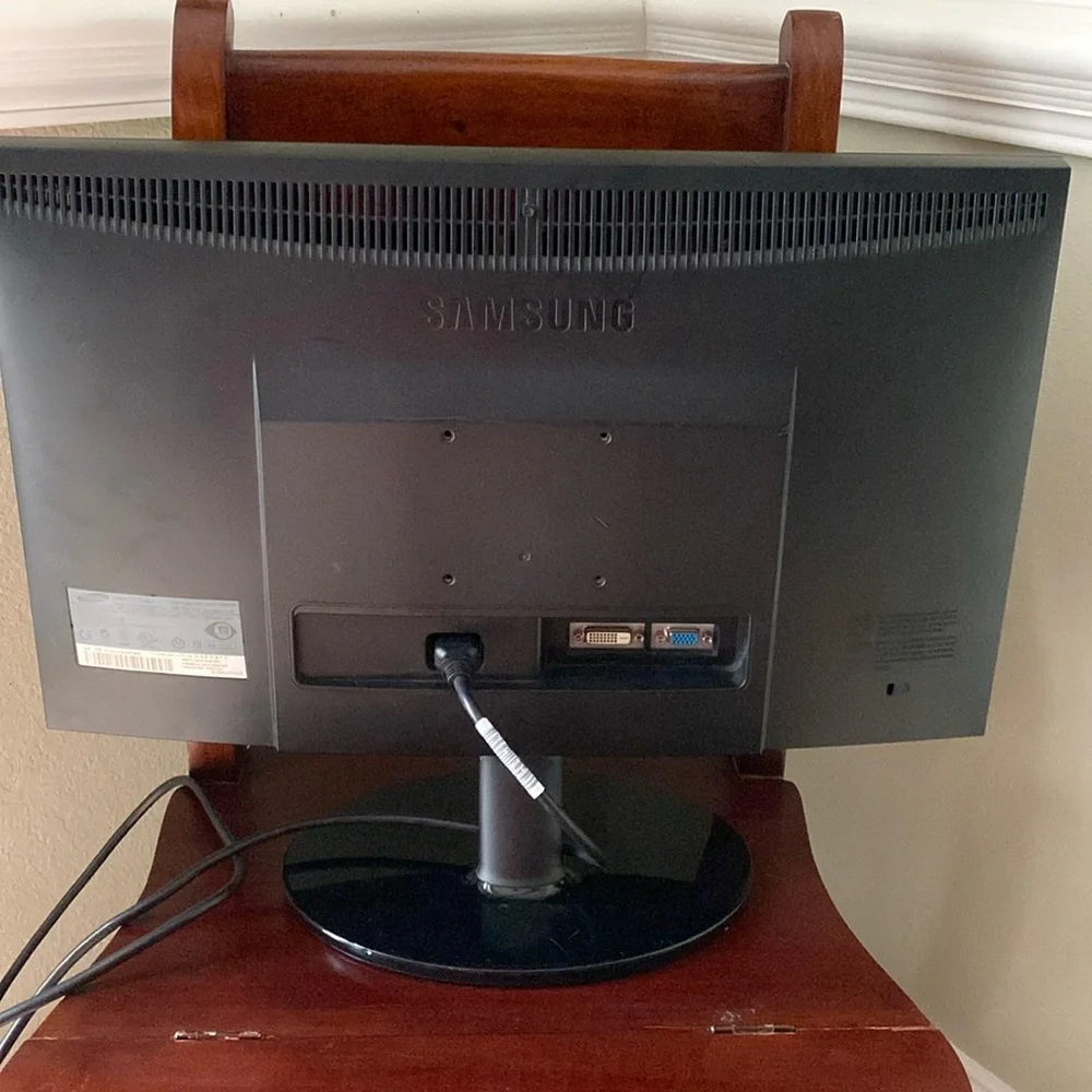 Samsung SyncMaster EX2220 LED Monitor with stand - used